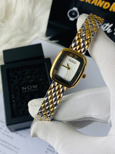 Two-tone Gucci watch with a square case and a patterned bracelet_img_0